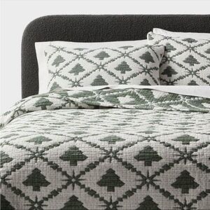 NWT Threshold Tree Pattern Matelasse Full Queen quilt set- Green and White